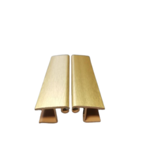 Accesoriu pentru mobilă: Imbinare multiangolo pentru plinta aurie H120. Compatibil cu bucătării, dormitoare, sufragerii și alte piese de mobilier.