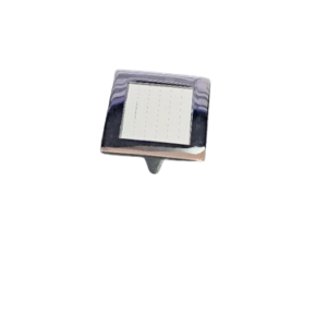 Accesoriu pentru mobilă: Buton metalic madrid crom/alb 32mm. Compatibil cu bucătării, dormitoare, sufragerii și alte piese de mobilier.